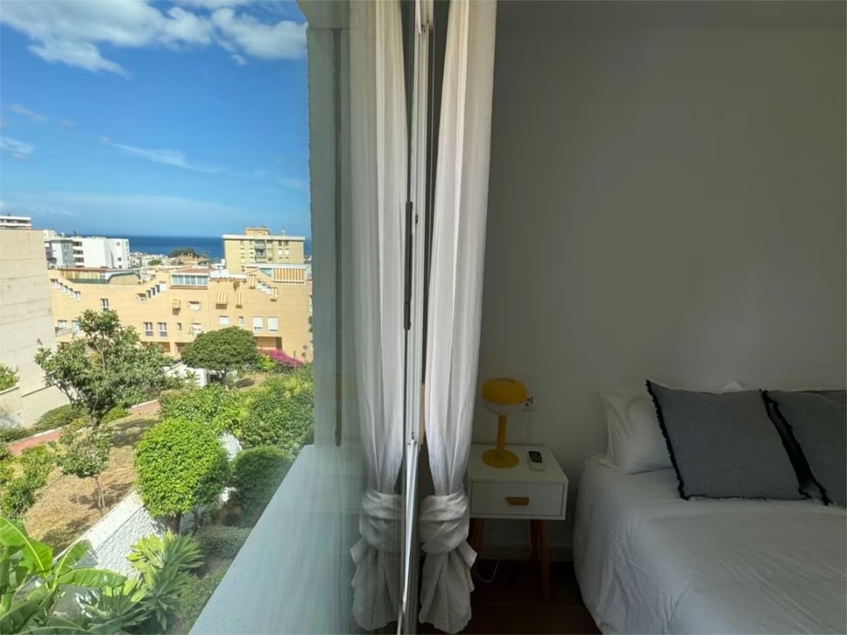LANGTIDSUTLEIE FRA 01.09.2026 VAKKER, MØBLERT TOMANNSBOLIG MED HAVUTSIKT I TORREMOLINOS