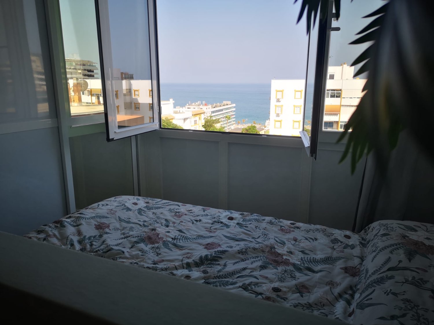 Media Temporada . Se alquila de 1.1.27-30.6.27bonito   Estudio con vistas al mar  en el centro de Torremolinos