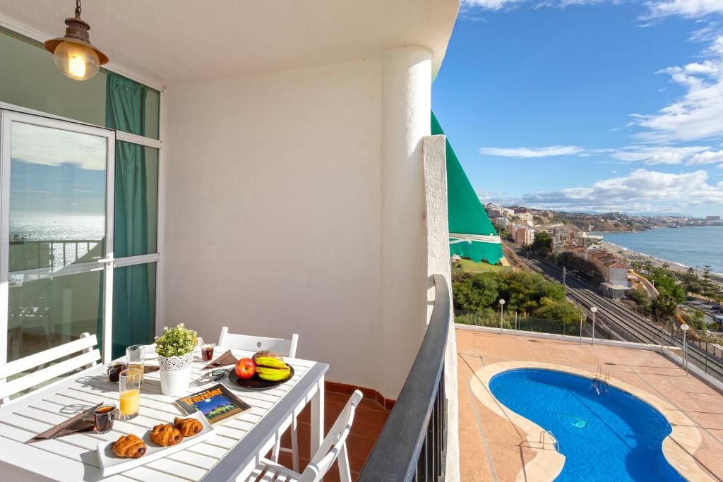 Media temporada . Se alquila desde 1.9.26-31.5.26 bonito estudio con vistas al mar en zona  Torreblanca ( Fuengirola)