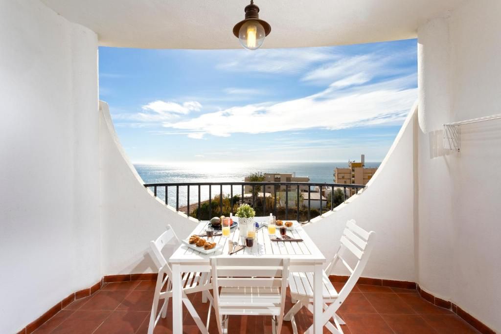 Larga temporada  . Se alquila desde 1.9.26 bonito estudio con vistas al mar en zona  Torreblanca ( Fuengirola)