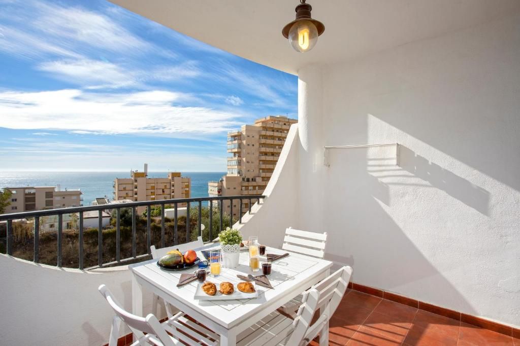 Larga temporada  . Se alquila desde 1.9.26 bonito estudio con vistas al mar en zona  Torreblanca ( Fuengirola)