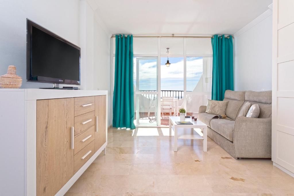Larga temporada  . Se alquila desde 1.9.26 bonito estudio con vistas al mar en zona  Torreblanca ( Fuengirola)