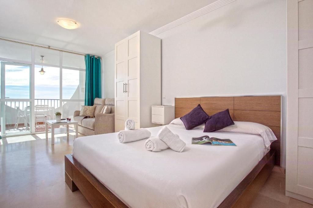 Larga temporada  . Se alquila desde 1.9.26 bonito estudio con vistas al mar en zona  Torreblanca ( Fuengirola)