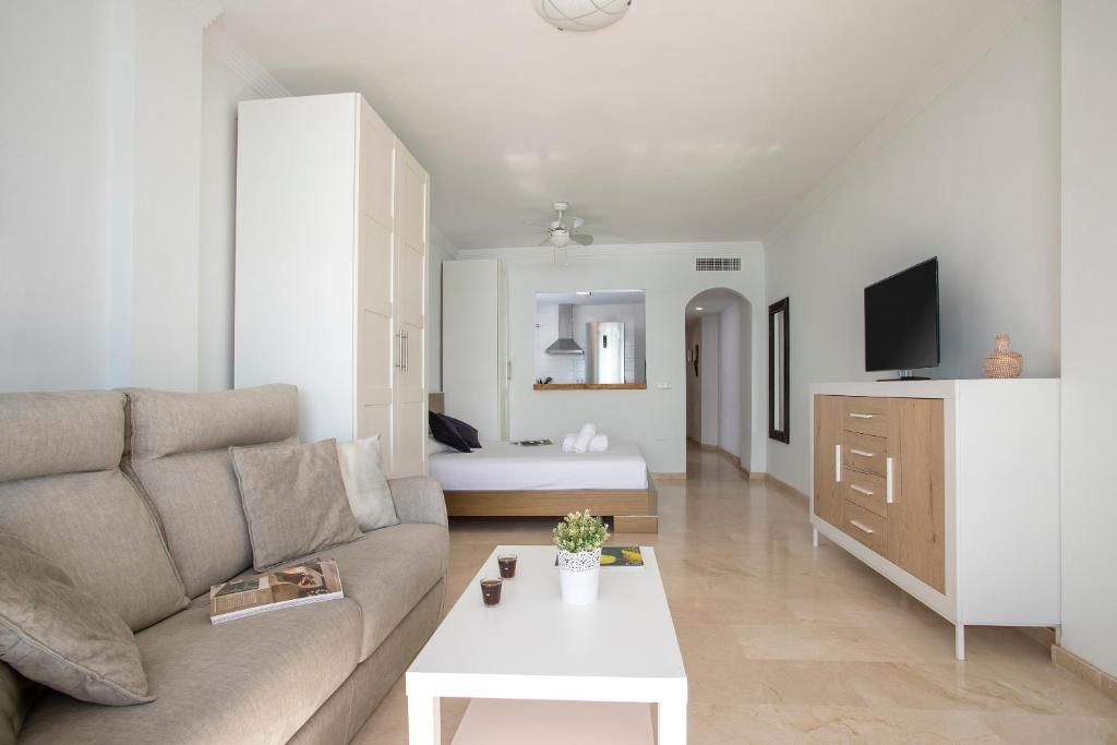 Larga temporada  . Se alquila desde 1.9.26 bonito estudio con vistas al mar en zona  Torreblanca ( Fuengirola)