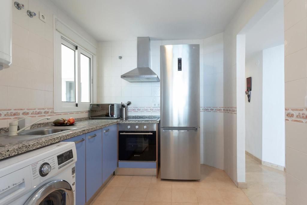 Larga temporada  . Se alquila desde 1.9.26 bonito estudio con vistas al mar en zona  Torreblanca ( Fuengirola)