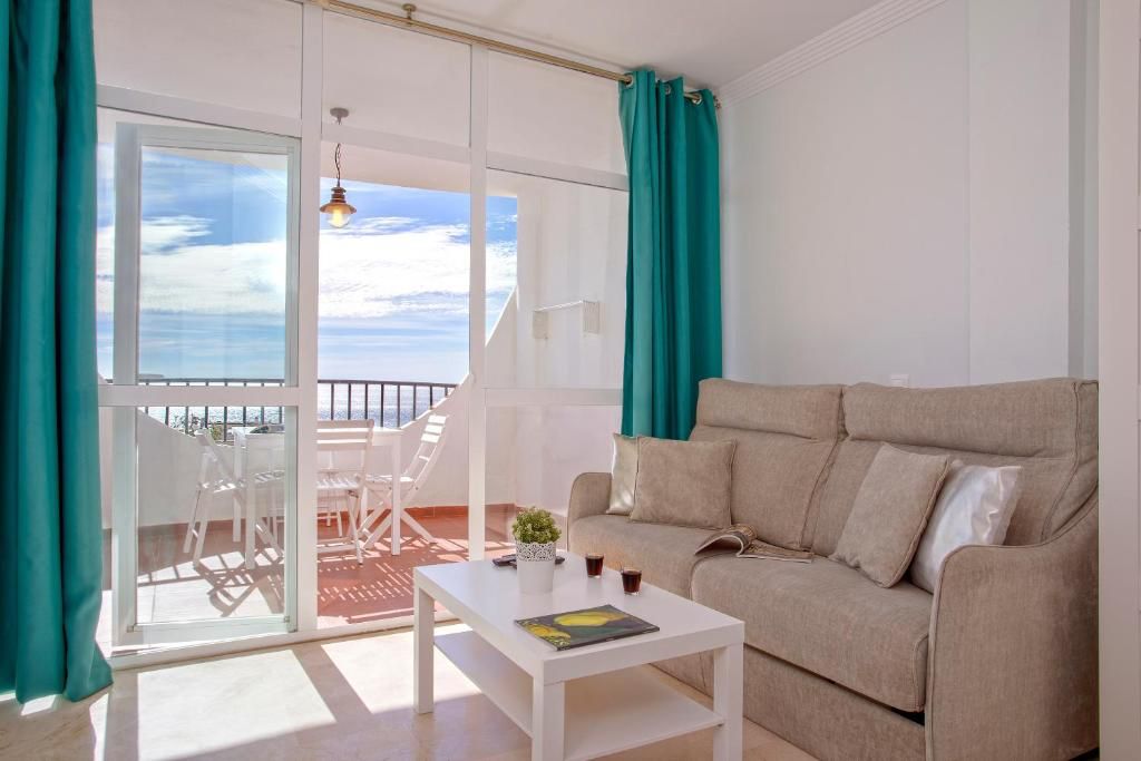 Larga temporada  . Se alquila desde 1.9.26 bonito estudio con vistas al mar en zona  Torreblanca ( Fuengirola)