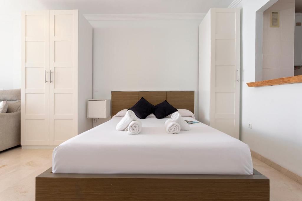 Larga temporada  . Se alquila desde 1.9.26 bonito estudio con vistas al mar en zona  Torreblanca ( Fuengirola)