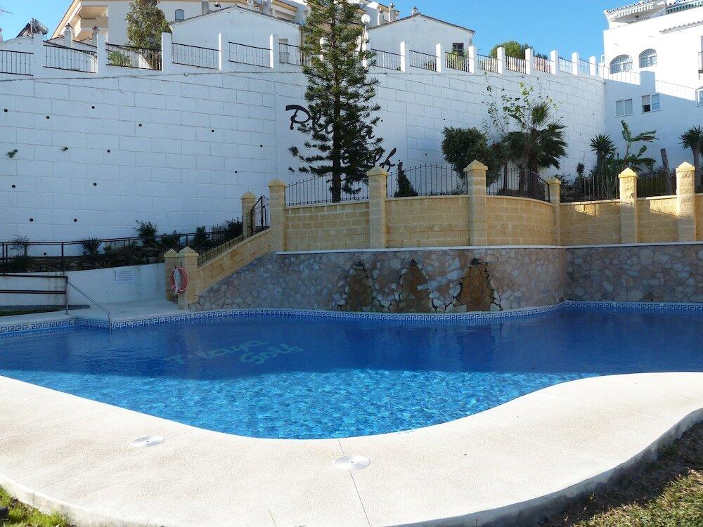 Media temporada .Se alquila desde 1.9.26-30.6.27 bonito chalet adosado a 150 metros  de la playa en Benalmádena