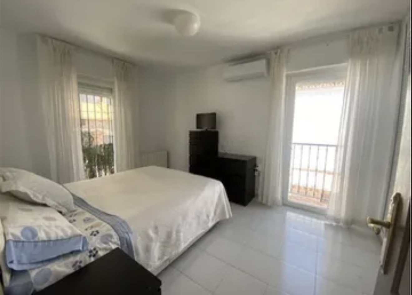 Media temporada .Se alquila desde 1.9.26-30.6.27 bonito chalet adosado a 150 metros  de la playa en Benalmádena