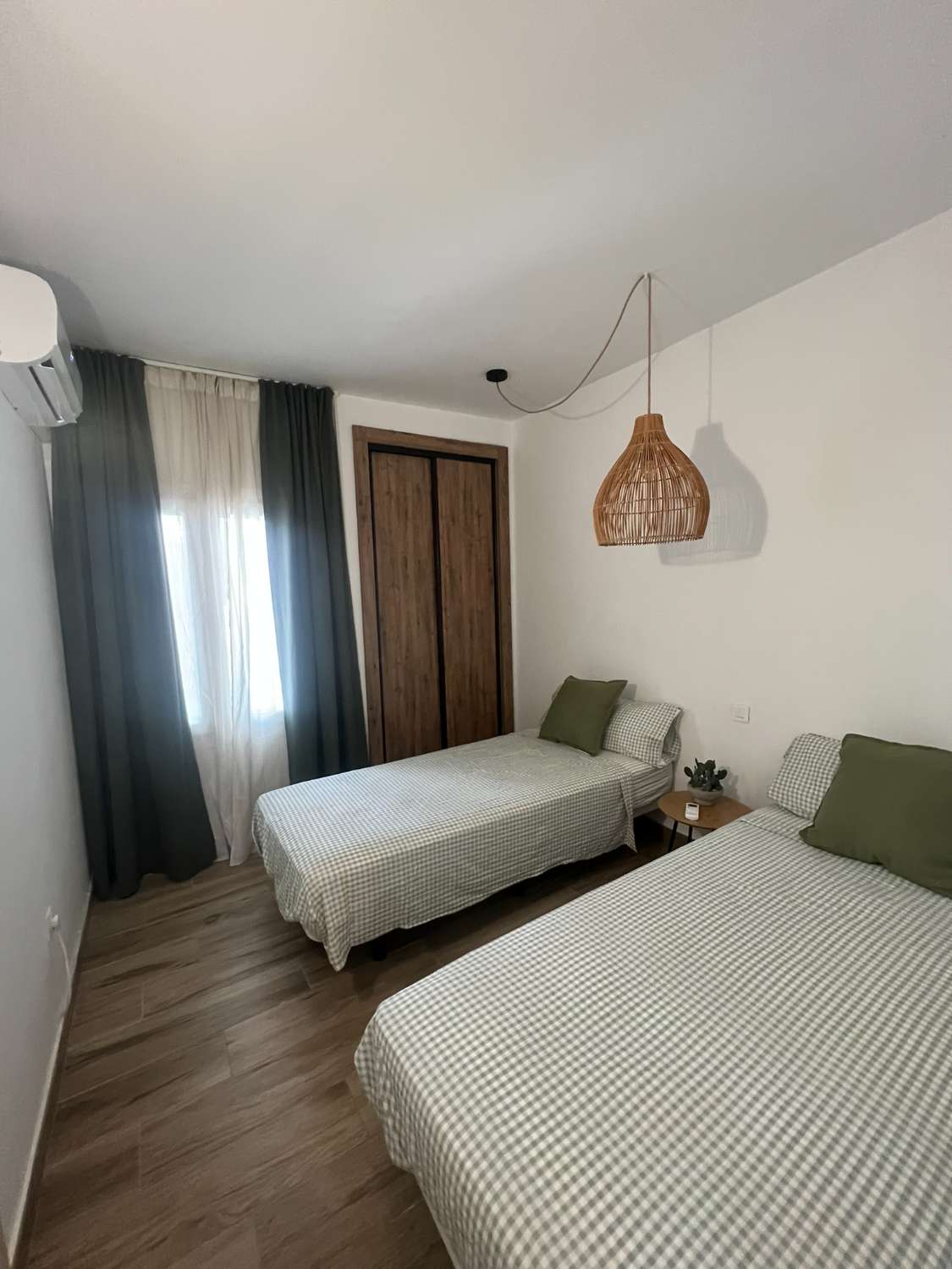 Media temporada . Se alquila  desde  2.11.26-30.6.27 maginifico  Dúplex  en  1ª línea de playa   zona  Calahonda Mijas