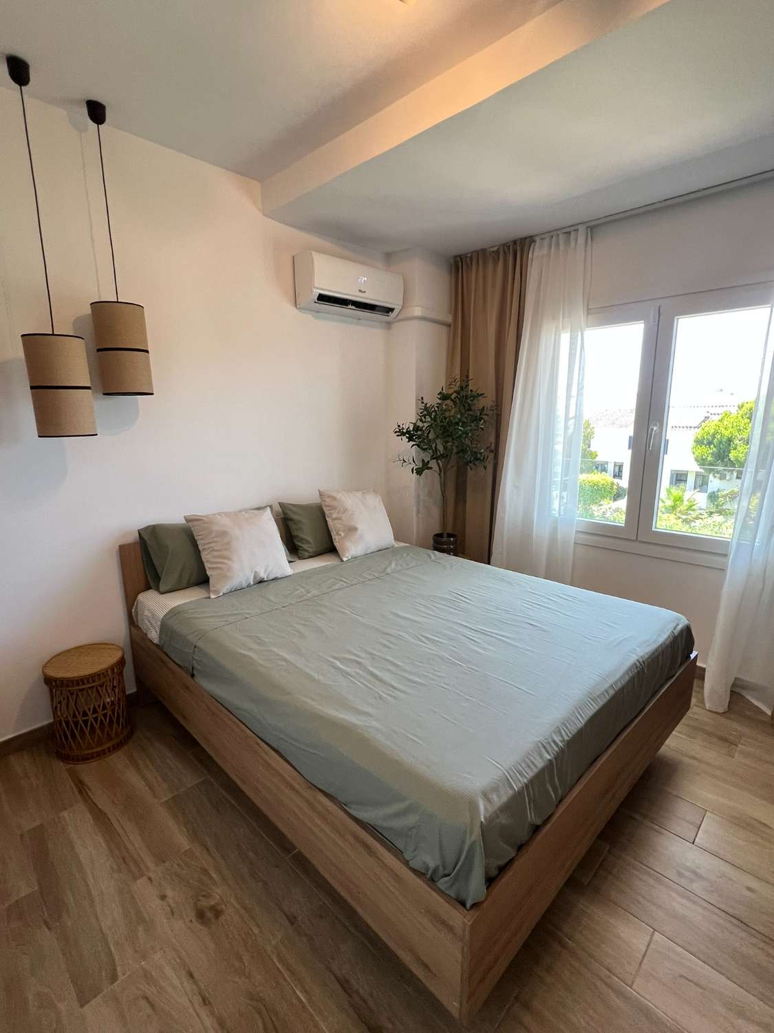Media temporada . Se alquila  desde  2.11.26-30.6.27 maginifico  Dúplex  en  1ª línea de playa   zona  Calahonda Mijas