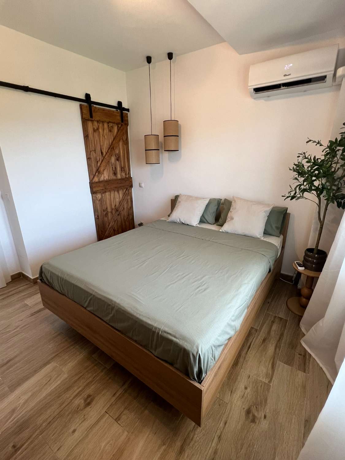 Media temporada . Se alquila  desde  2.11.26-30.6.27 maginifico  Dúplex  en  1ª línea de playa   zona  Calahonda Mijas