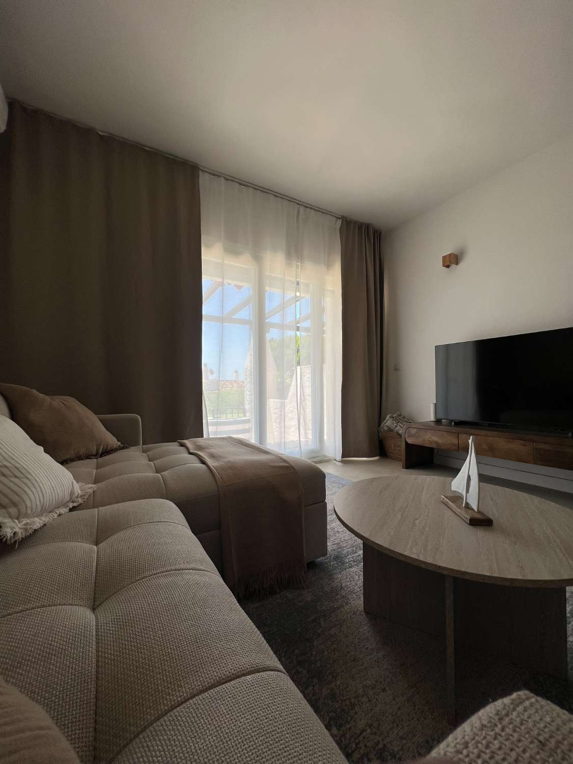 Media temporada . Se alquila  desde  2.11.26-30.6.27 maginifico  Dúplex  en  1ª línea de playa   zona  Calahonda Mijas