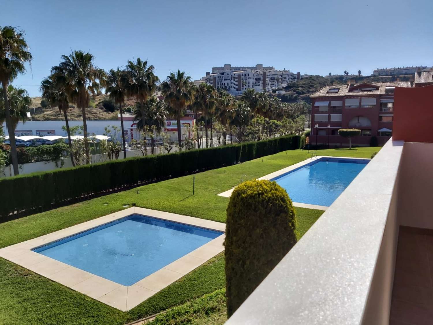 MEDIA TEMPORADA . SE ALQUILA DESDE 1.10, 26- 30.6.27PRECIOSO APARTAMENTO CON VISTAS AL MAR EN 1ª LINEA DE PLAYA EN BENALMÁDENA.