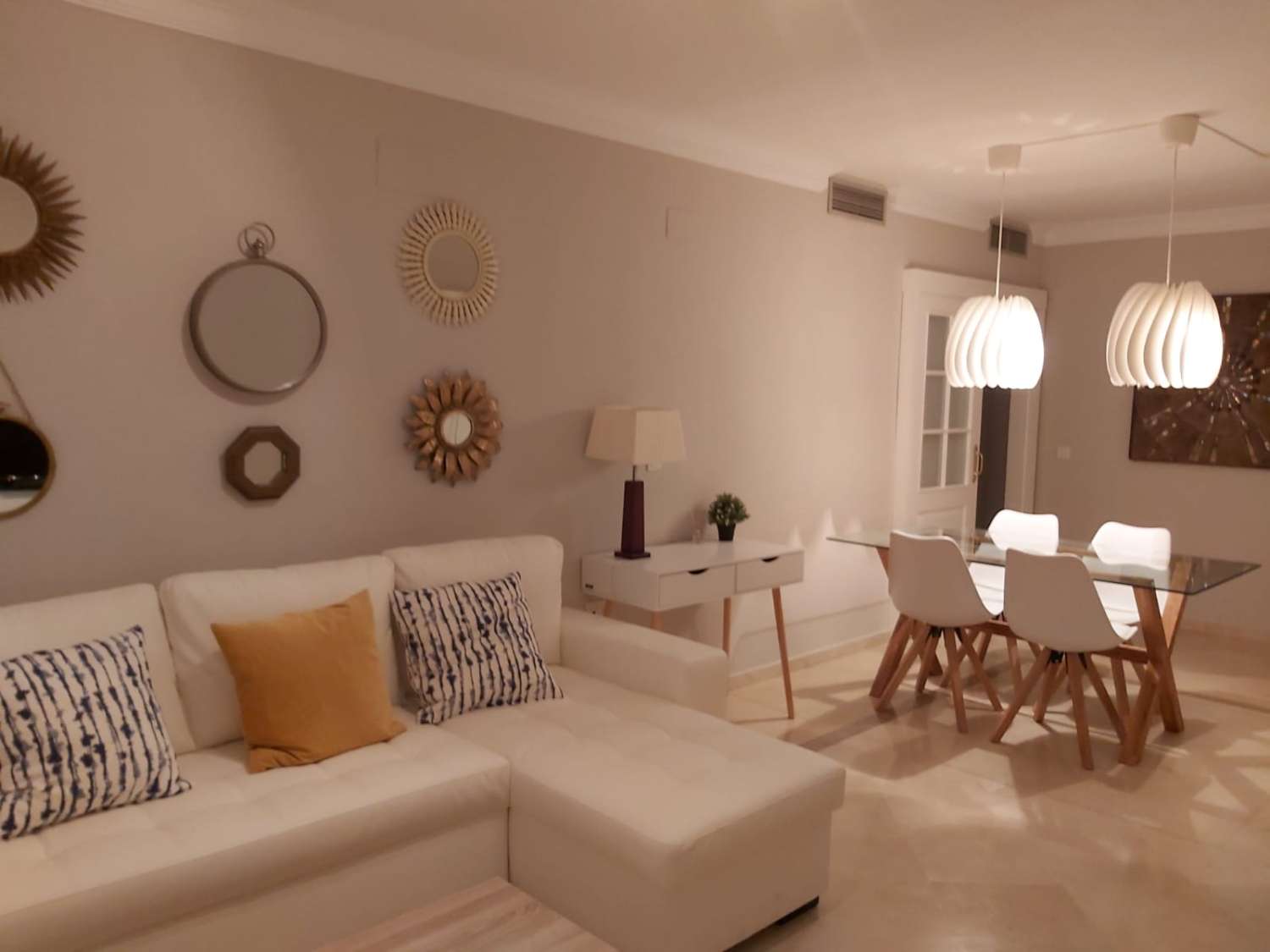 MEDIA TEMPORADA . SE ALQUILA DESDE 1.10, 26- 30.6.27PRECIOSO APARTAMENTO CON VISTAS AL MAR EN 1ª LINEA DE PLAYA EN BENALMÁDENA.