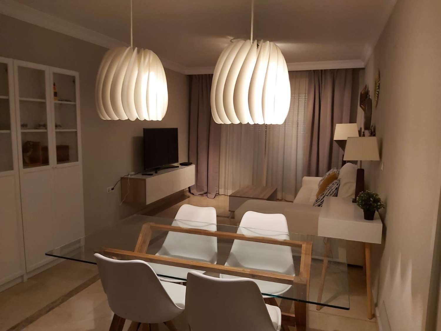 MEDIA TEMPORADA . SE ALQUILA DESDE 1.10, 26- 30.6.27PRECIOSO APARTAMENTO CON VISTAS AL MAR EN 1ª LINEA DE PLAYA EN BENALMÁDENA.
