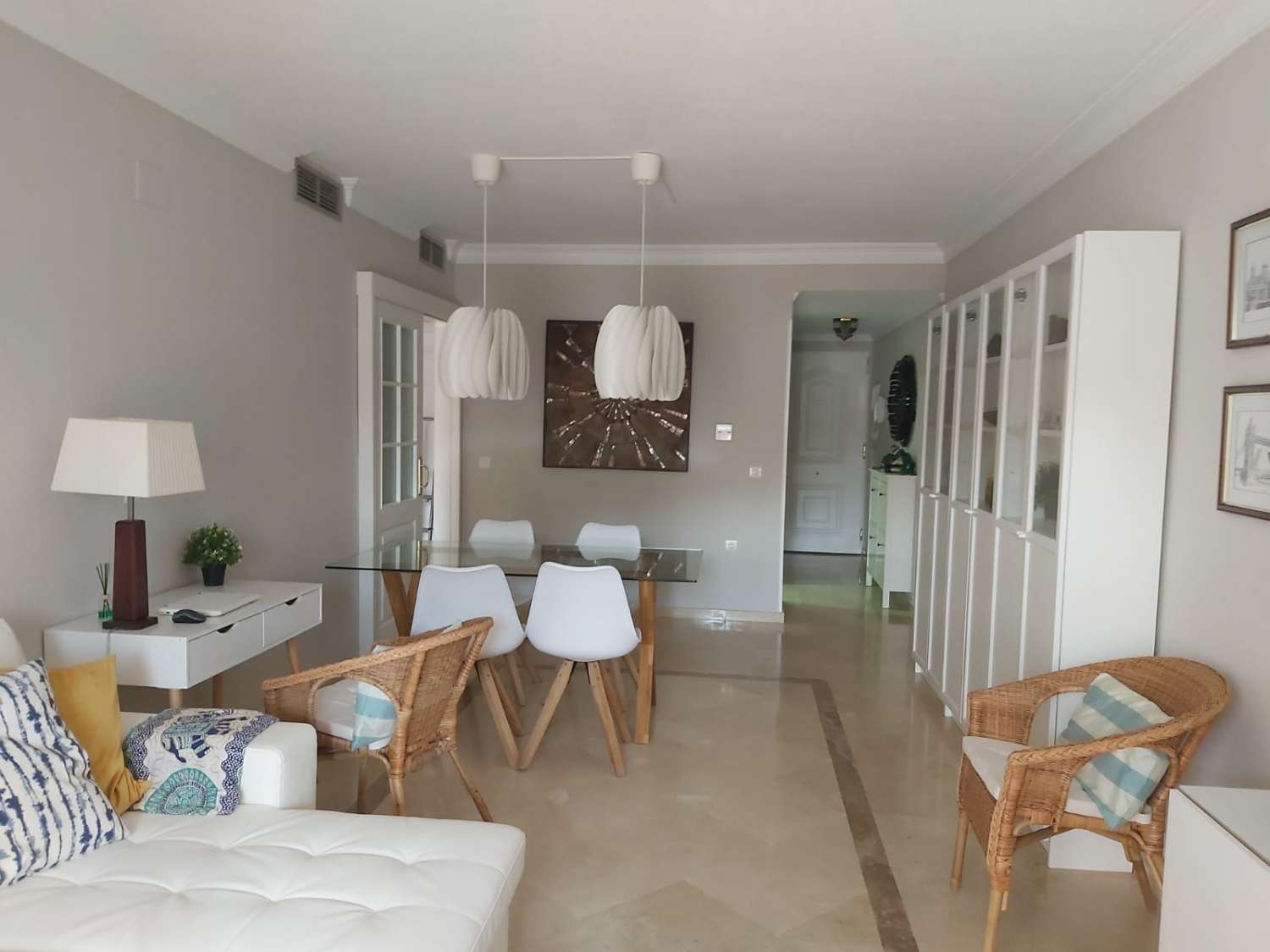 MEDIA TEMPORADA . SE ALQUILA DESDE 1.10, 26- 30.6.27PRECIOSO APARTAMENTO CON VISTAS AL MAR EN 1ª LINEA DE PLAYA EN BENALMÁDENA.