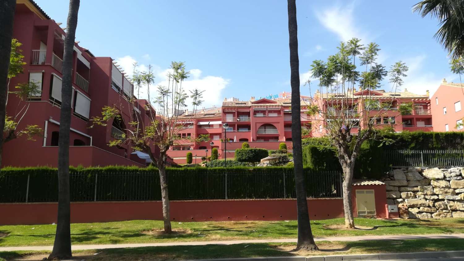 MEDIA TEMPORADA . SE ALQUILA DESDE 1.10, 26- 30.6.27PRECIOSO APARTAMENTO CON VISTAS AL MAR EN 1ª LINEA DE PLAYA EN BENALMÁDENA.