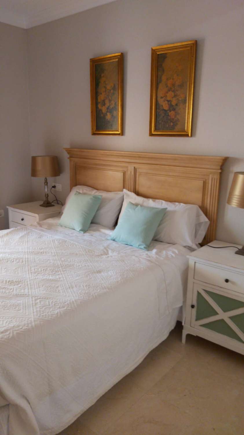 MEDIA TEMPORADA . SE ALQUILA DESDE 1.10, 26- 30.6.27PRECIOSO APARTAMENTO CON VISTAS AL MAR EN 1ª LINEA DE PLAYA EN BENALMÁDENA.