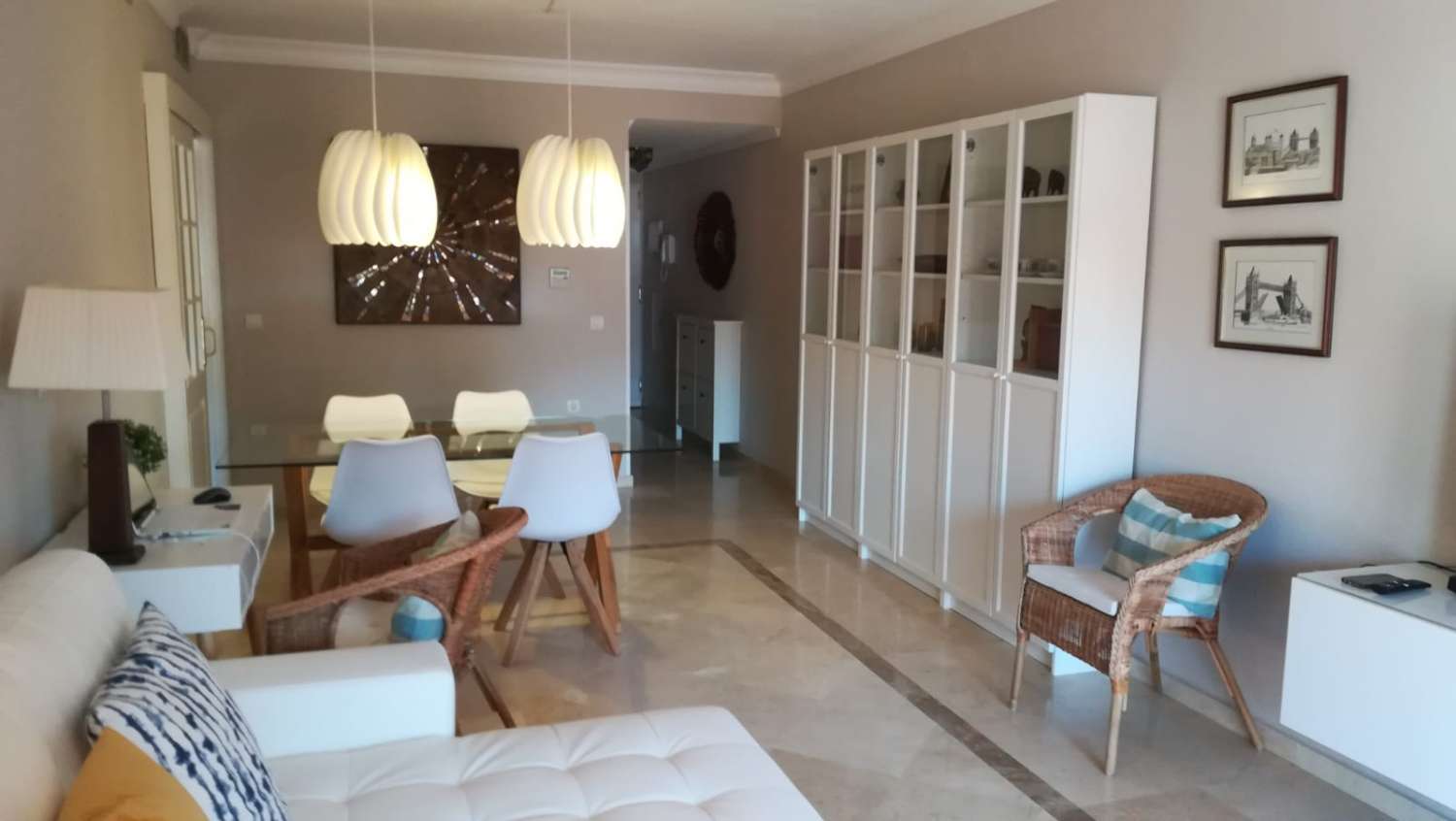 MEDIA TEMPORADA . SE ALQUILA DESDE 1.10, 26- 30.6.27PRECIOSO APARTAMENTO CON VISTAS AL MAR EN 1ª LINEA DE PLAYA EN BENALMÁDENA.