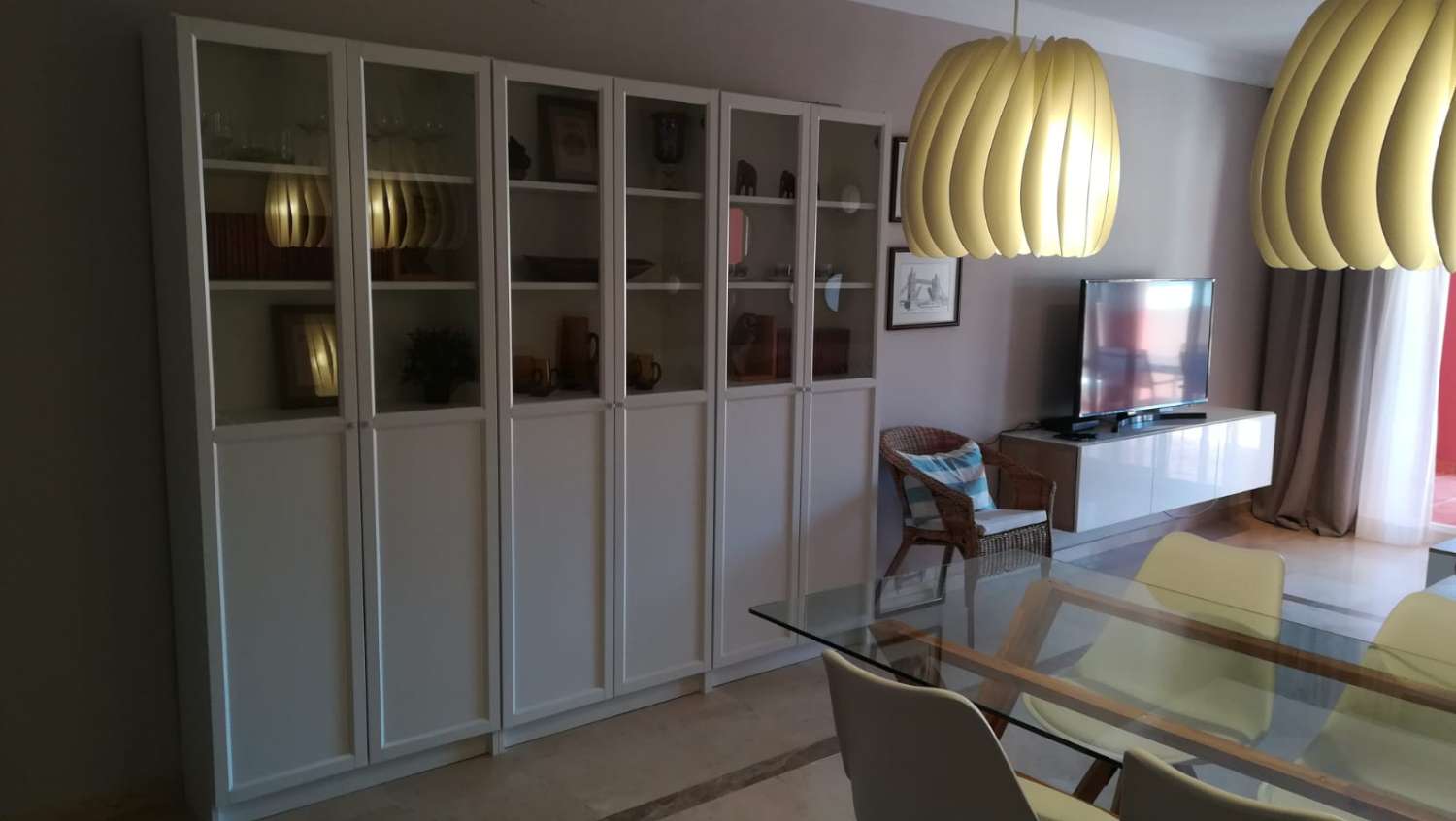 MEDIA TEMPORADA . SE ALQUILA DESDE 1.10, 26- 30.6.27PRECIOSO APARTAMENTO CON VISTAS AL MAR EN 1ª LINEA DE PLAYA EN BENALMÁDENA.