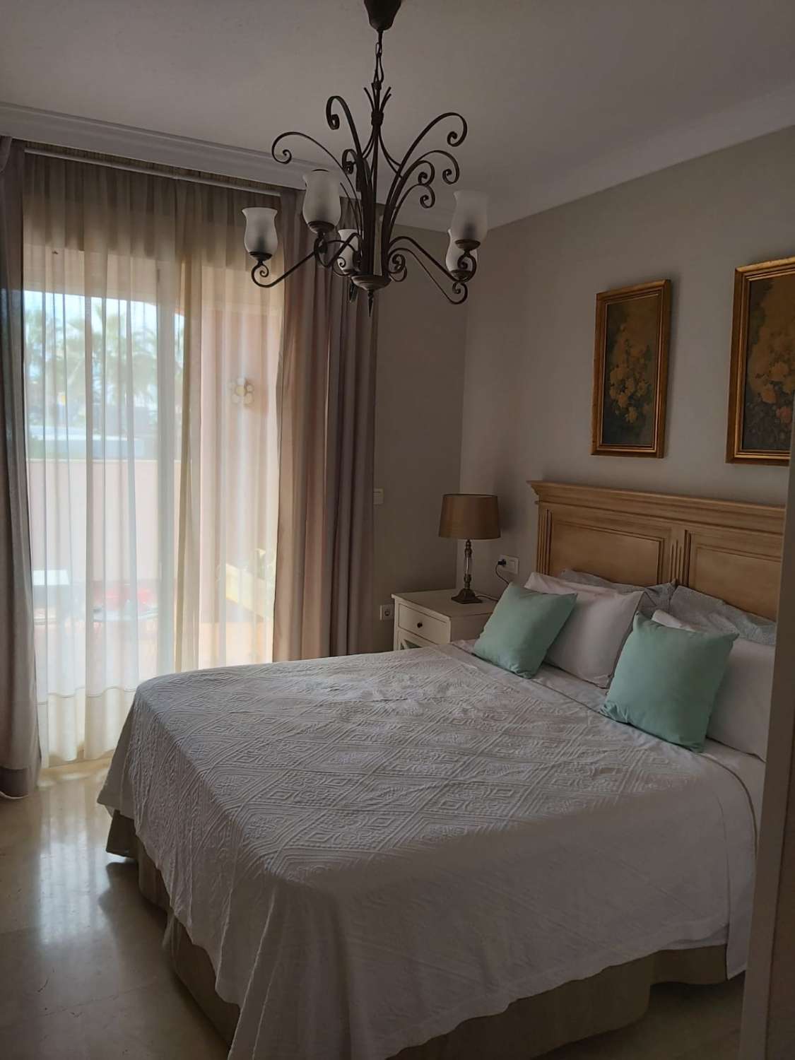 MEDIA TEMPORADA . SE ALQUILA DESDE 1.10, 26- 30.6.27PRECIOSO APARTAMENTO CON VISTAS AL MAR EN 1ª LINEA DE PLAYA EN BENALMÁDENA.