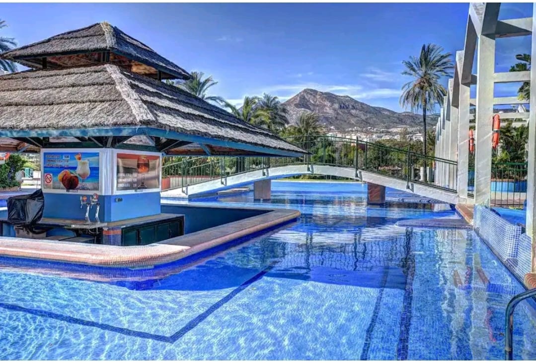 Media Temporada .Se alquila desde  01/09/2026 hasta 31/05/ 2027 bonito apartamento en  2ª línea deplaya en Benalmadena Costa