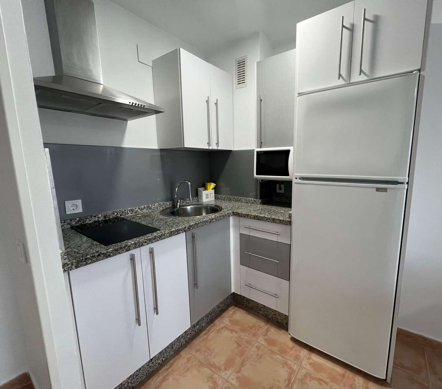 Media Temporada .Se alquila desde  01/09/2026 hasta 31/05/ 2027 bonito apartamento en  2ª línea deplaya en Benalmadena Costa