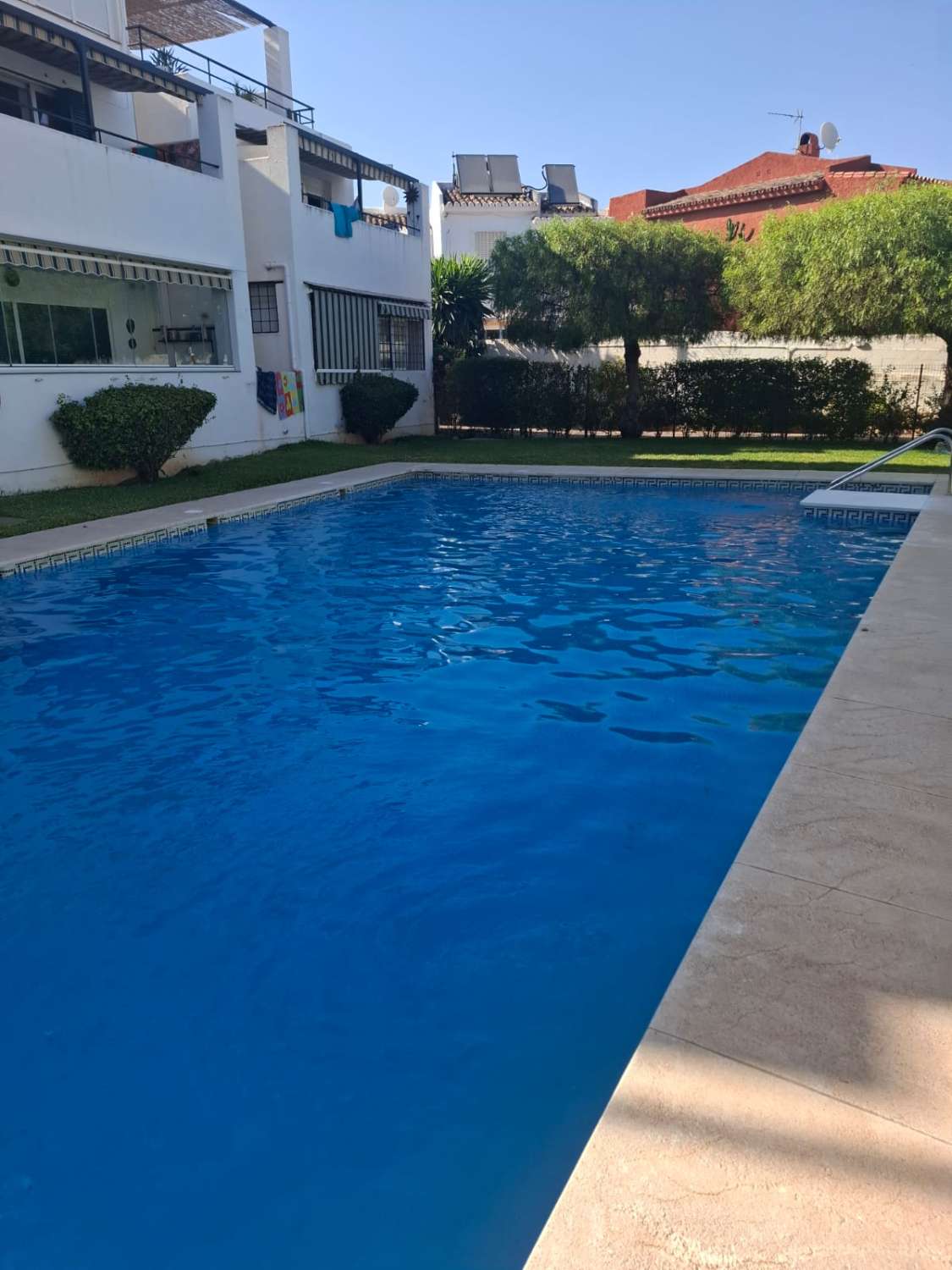 Midt i sesongen.  Til leie fra 1.9.26-30.6.27 Fin tomannsbolig i Montemar-området (Torremolinos)