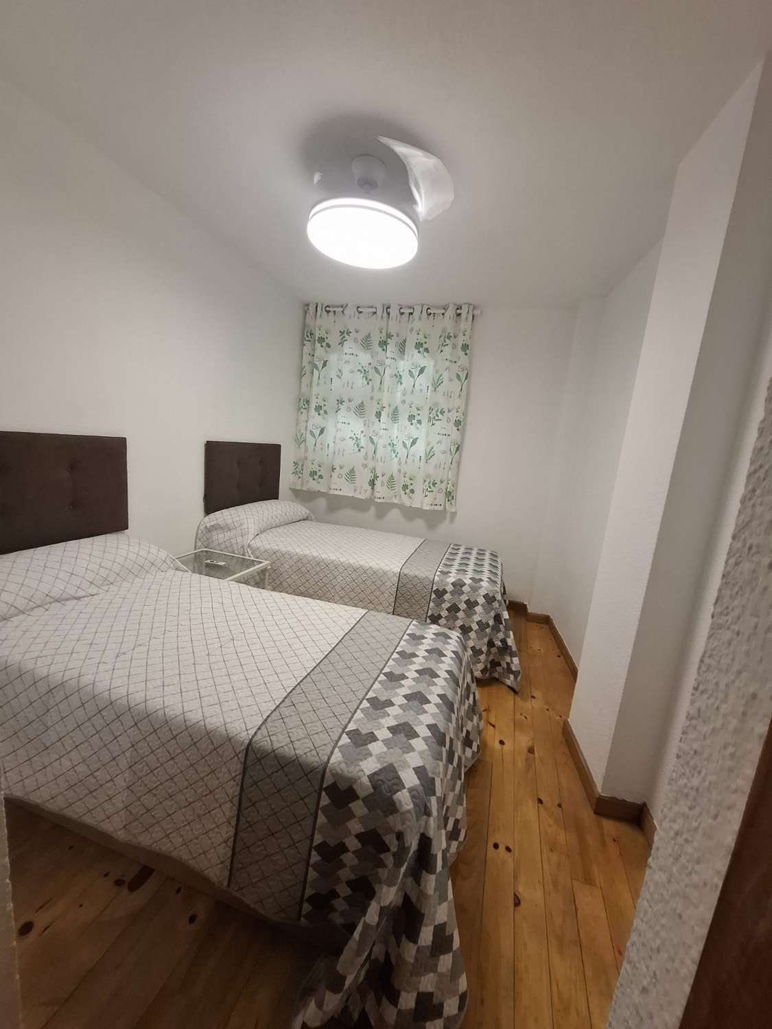 Midt i sesongen.  Til leie fra 1.9.26-30.6.27 Fin tomannsbolig i Montemar-området (Torremolinos)