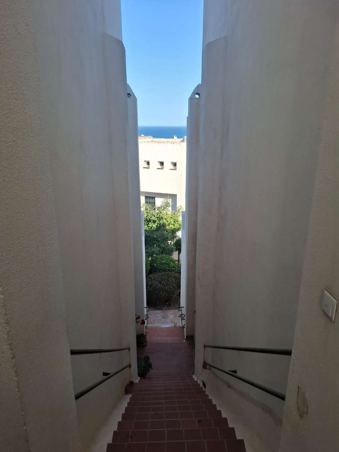 Midt i sesongen.  Til leie fra 1.9.26-30.6.27 Fin tomannsbolig i Montemar-området (Torremolinos)