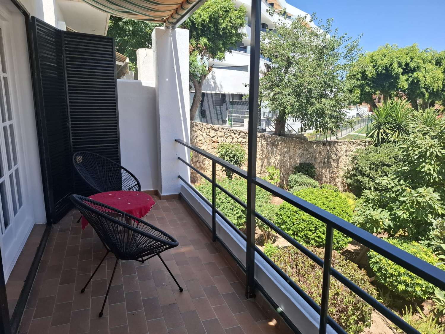 Midt i sesongen.  Til leie fra 1.9.26-30.6.27 Fin tomannsbolig i Montemar-området (Torremolinos)