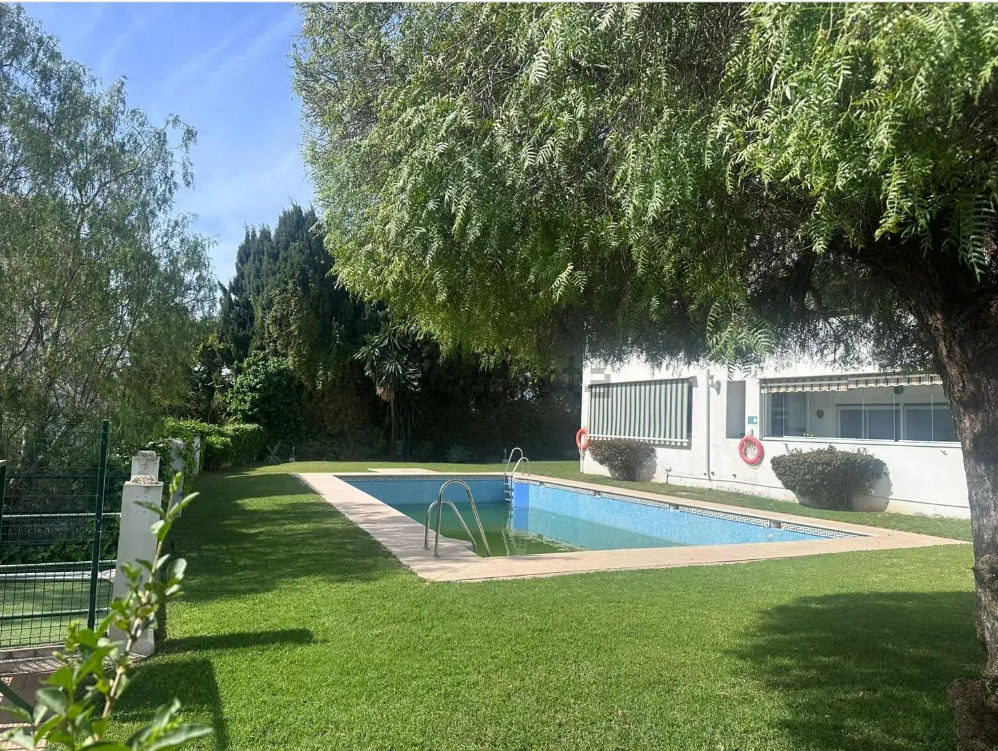 Midt i sesongen.  Til leie fra 1.9.26-30.6.27 Fin tomannsbolig i Montemar-området (Torremolinos)
