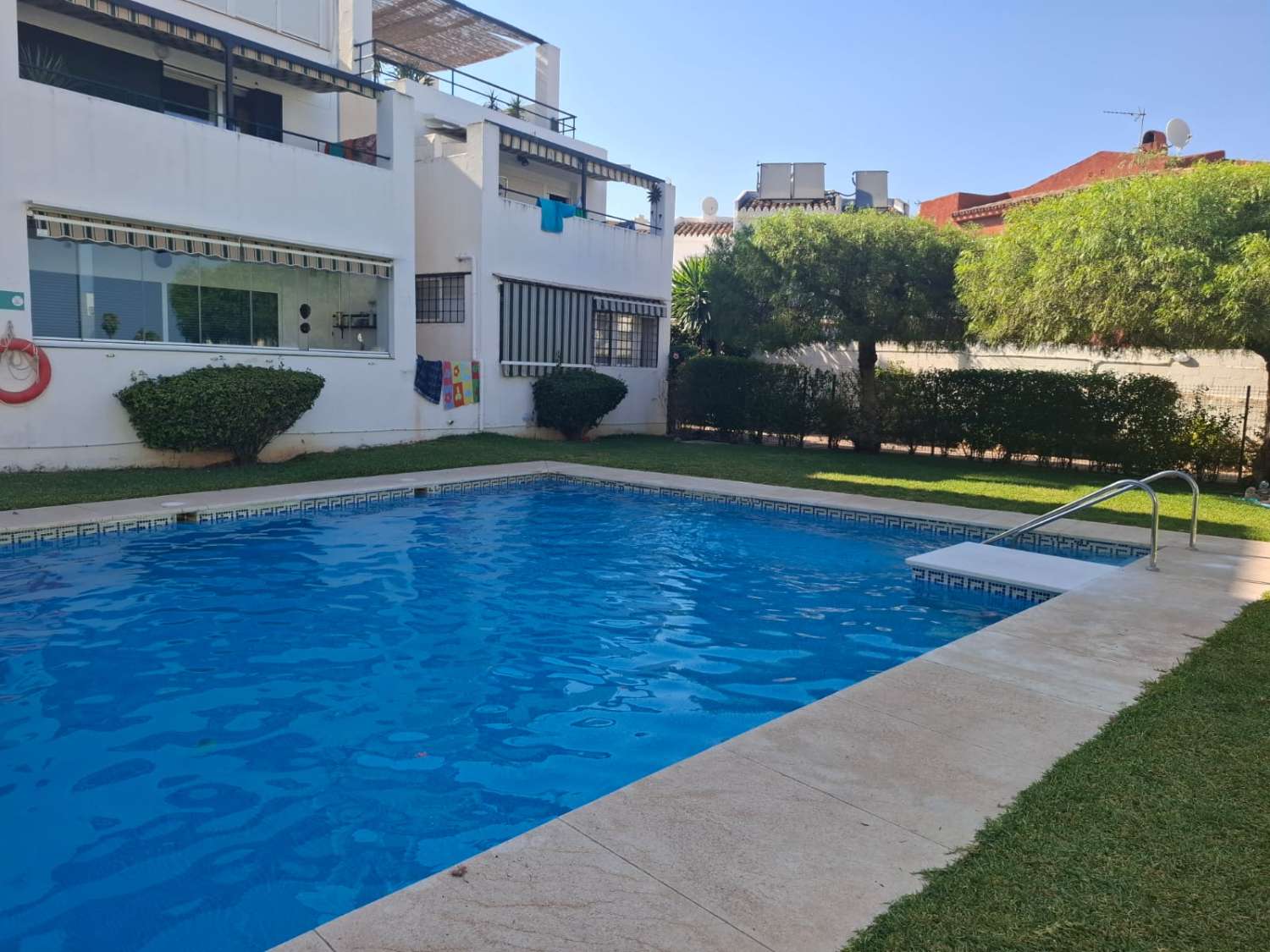 Midt i sesongen.  Til leie fra 1.9.26-30.6.27 Fin tomannsbolig i Montemar-området (Torremolinos)