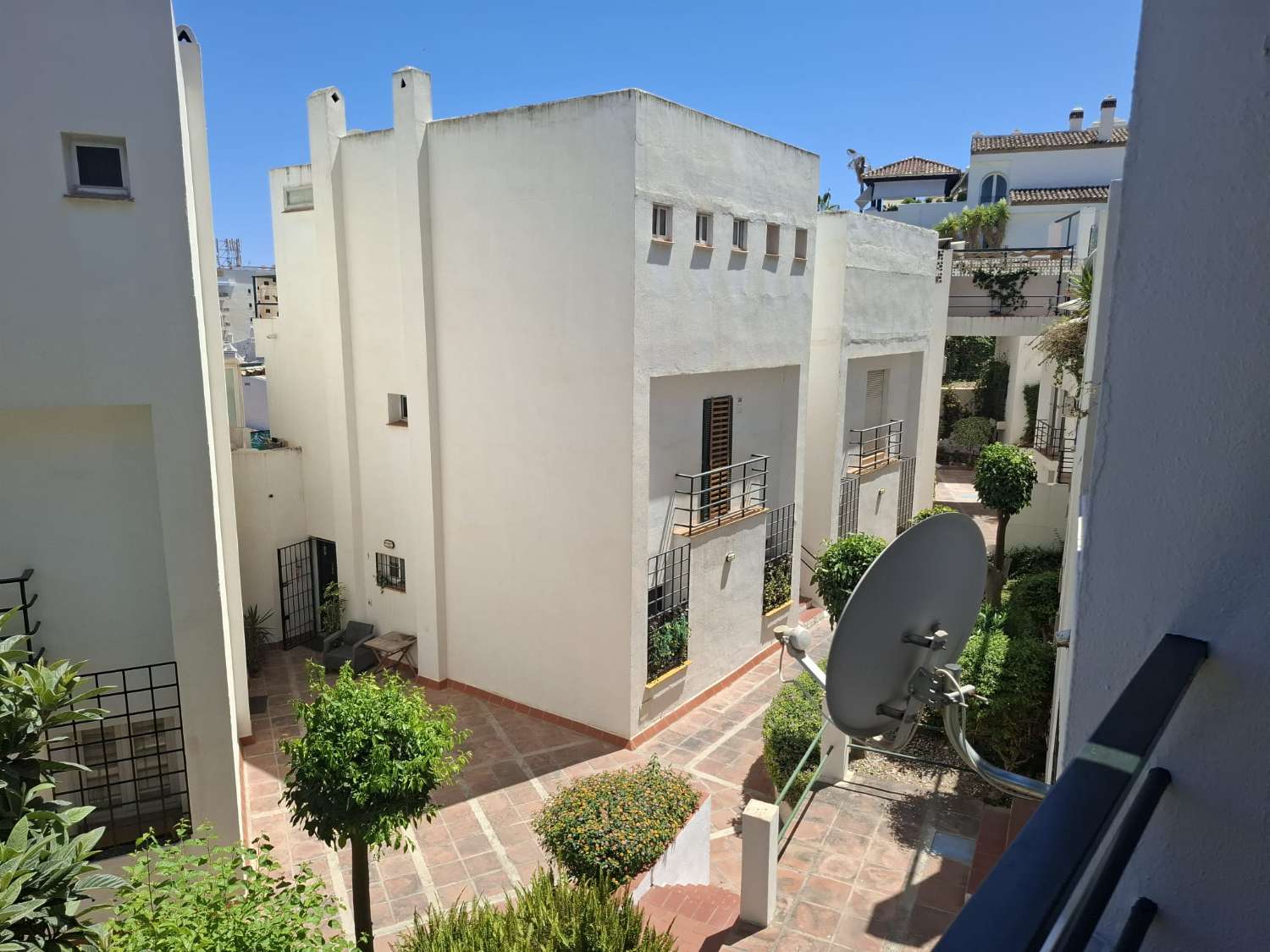 Midt i sesongen.  Til leie fra 1.9.26-30.6.27 Fin tomannsbolig i Montemar-området (Torremolinos)