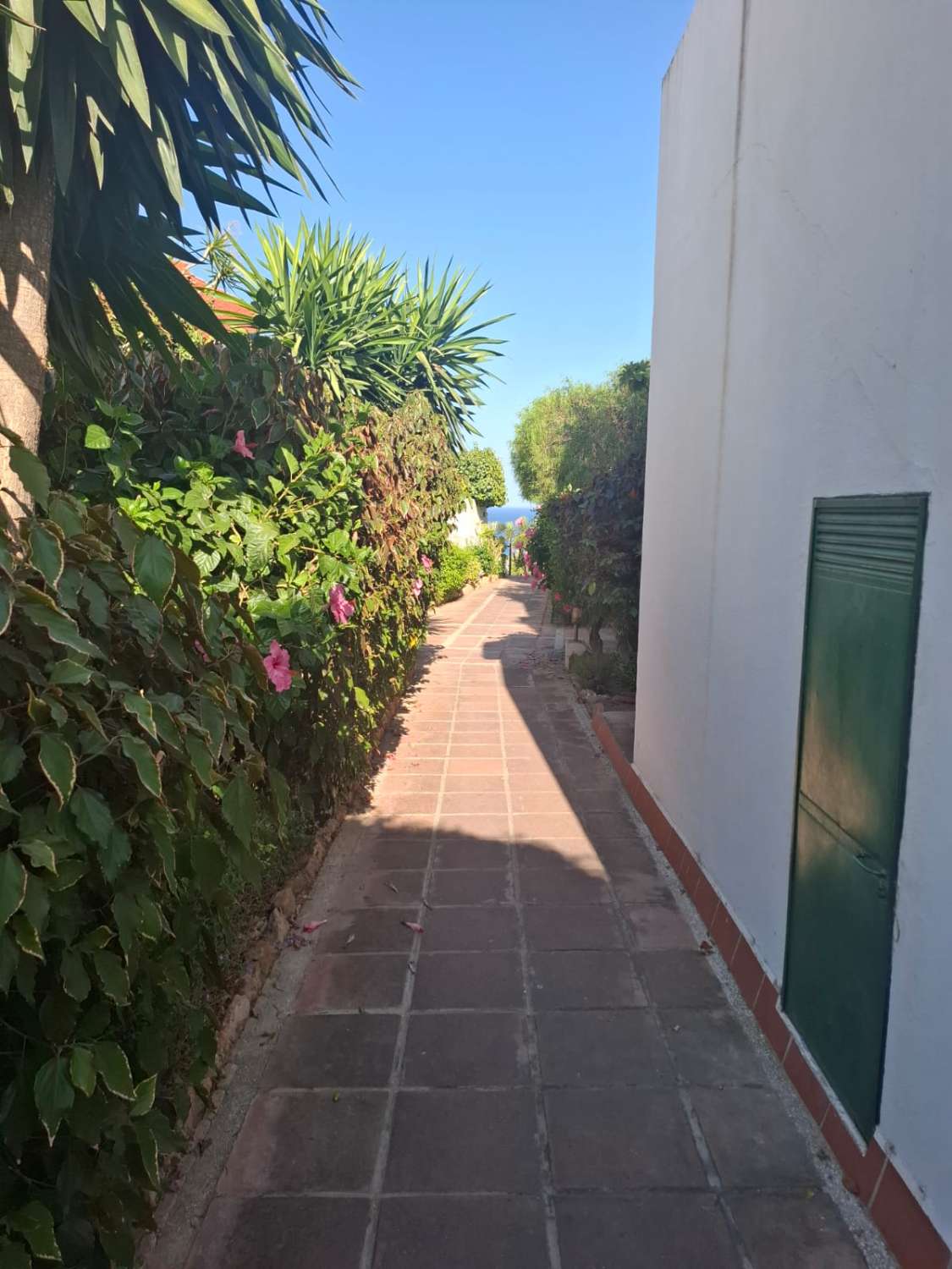 Midt i sesongen.  Til leie fra 1.9.26-30.6.27 Fin tomannsbolig i Montemar-området (Torremolinos)