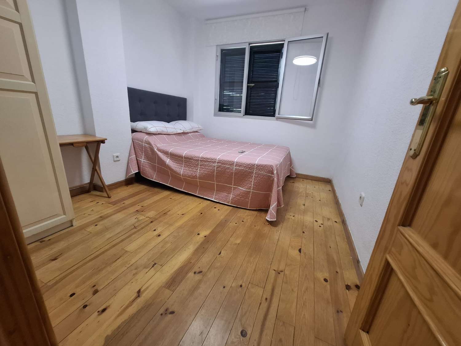 Midt i sesongen.  Til leie fra 1.9.26-30.6.27 Fin tomannsbolig i Montemar-området (Torremolinos)