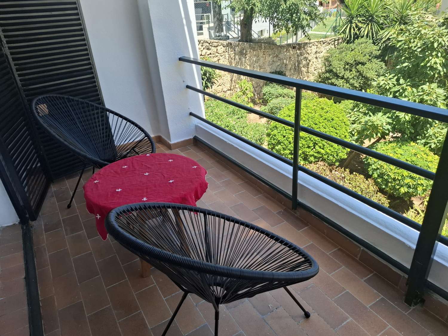 Midt i sesongen.  Til leie fra 1.9.26-30.6.27 Fin tomannsbolig i Montemar-området (Torremolinos)