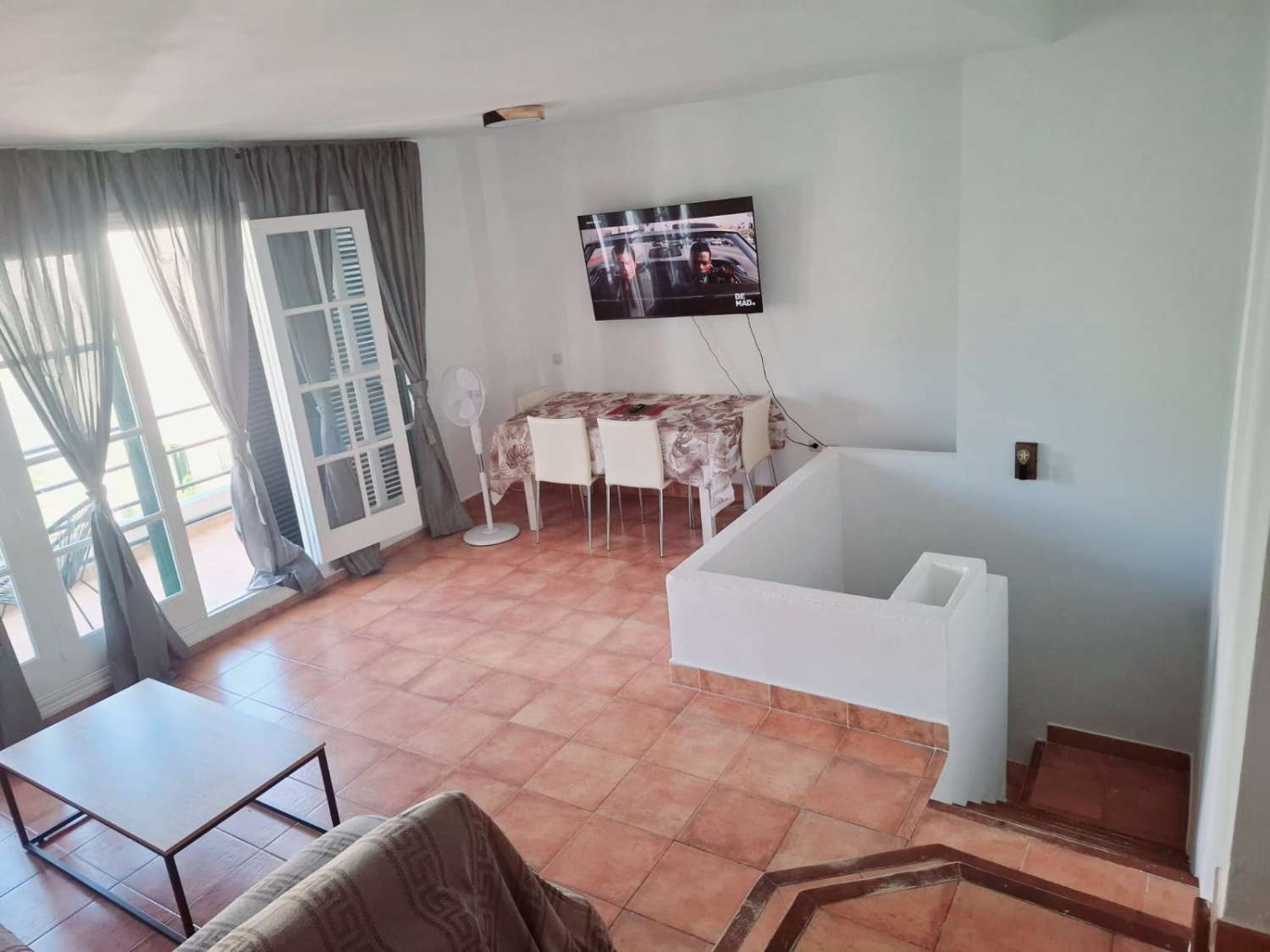 Midt i sesongen.  Til leie fra 1.9.26-30.6.27 Fin tomannsbolig i Montemar-området (Torremolinos)