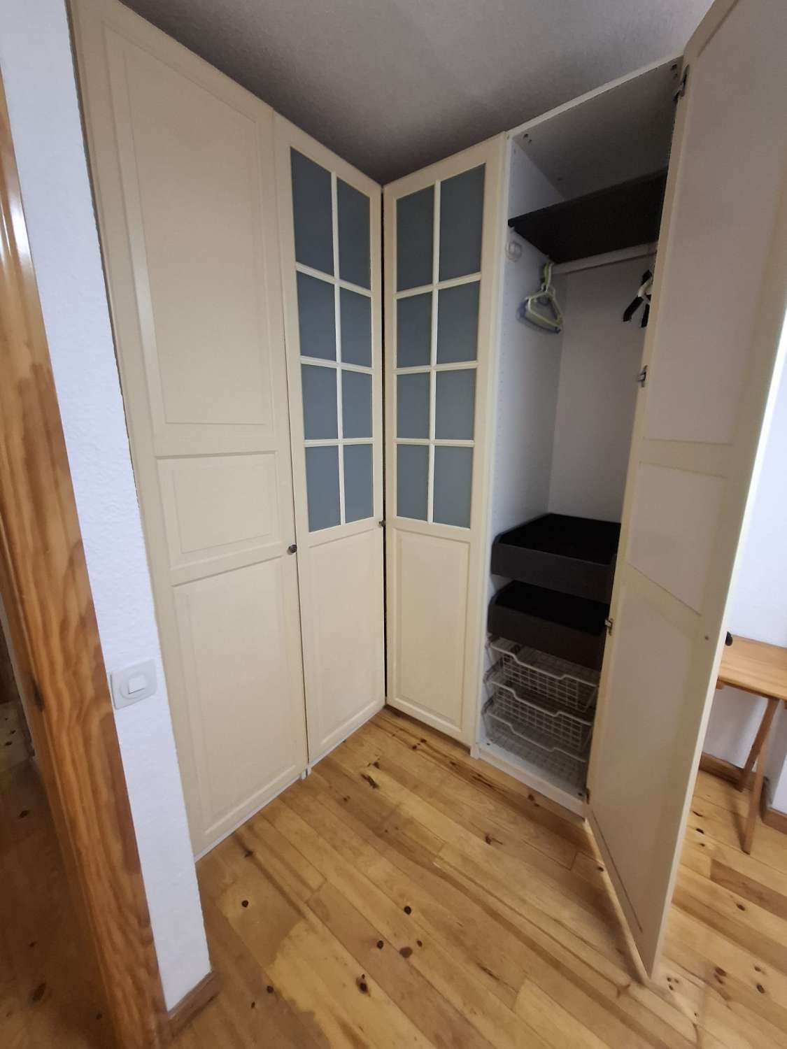 Midt i sesongen.  Til leie fra 1.9.26-30.6.27 Fin tomannsbolig i Montemar-området (Torremolinos)