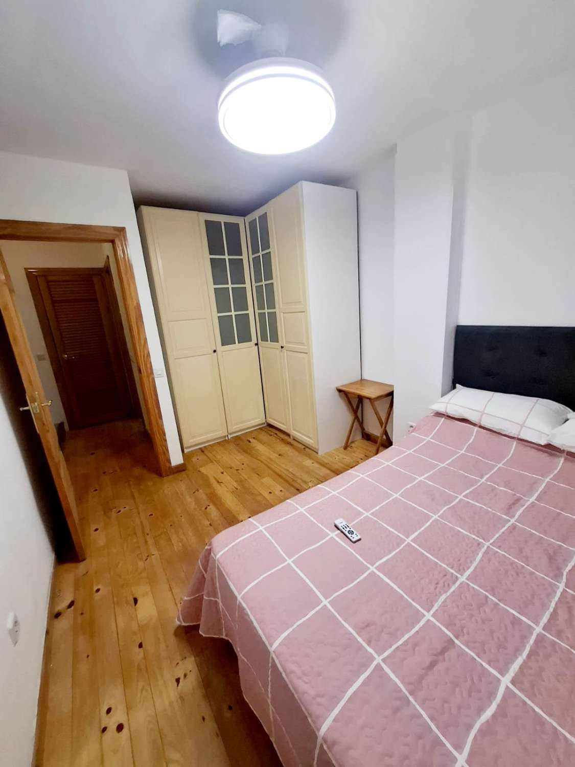 Midt i sesongen.  Til leie fra 1.9.26-30.6.27 Fin tomannsbolig i Montemar-området (Torremolinos)