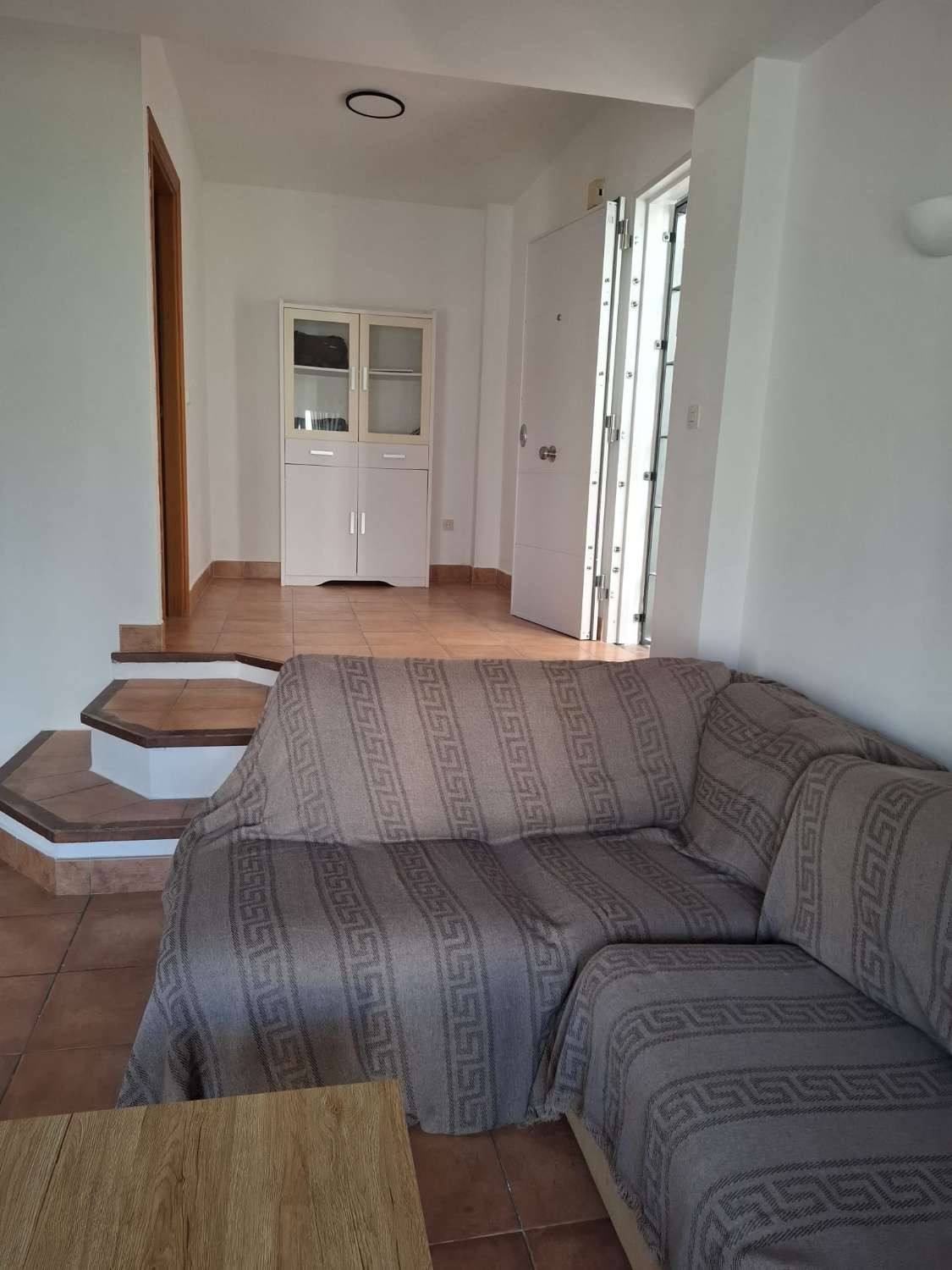 Midt i sesongen.  Til leie fra 1.9.26-30.6.27 Fin tomannsbolig i Montemar-området (Torremolinos)