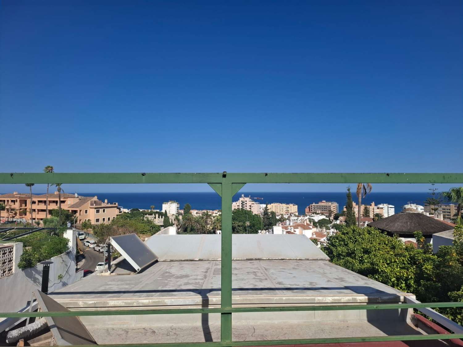 Midt i sesongen.  Til leie fra 1.9.26-30.6.27 Fin tomannsbolig i Montemar-området (Torremolinos)