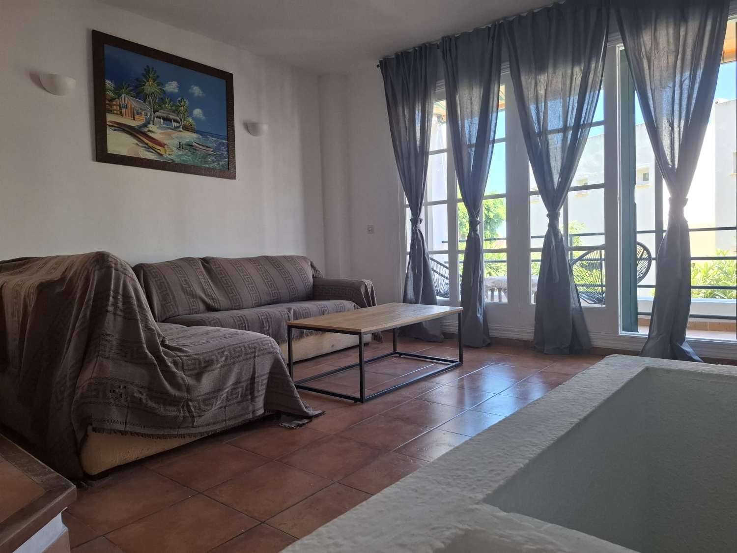 Midt i sesongen.  Til leie fra 1.9.26-30.6.27 Fin tomannsbolig i Montemar-området (Torremolinos)