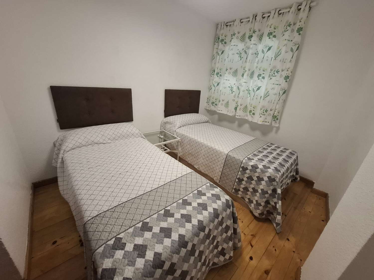 Midt i sesongen.  Til leie fra 1.9.26-30.6.27 Fin tomannsbolig i Montemar-området (Torremolinos)