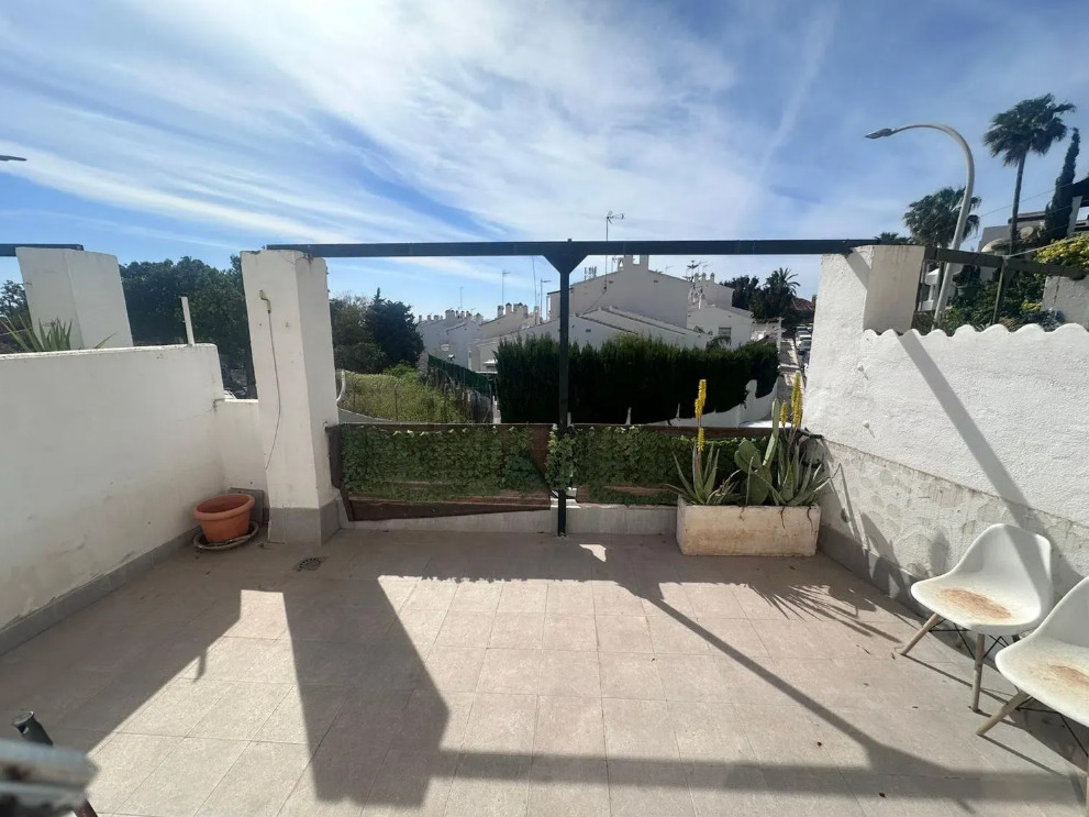 Midt i sesongen.  Til leie fra 1.9.26-30.6.27 Fin tomannsbolig i Montemar-området (Torremolinos)