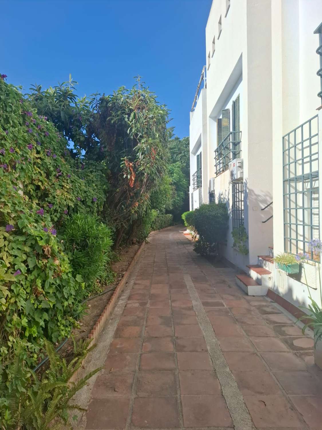 Midt i sesongen.  Til leie fra 1.9.26-30.6.27 Fin tomannsbolig i Montemar-området (Torremolinos)