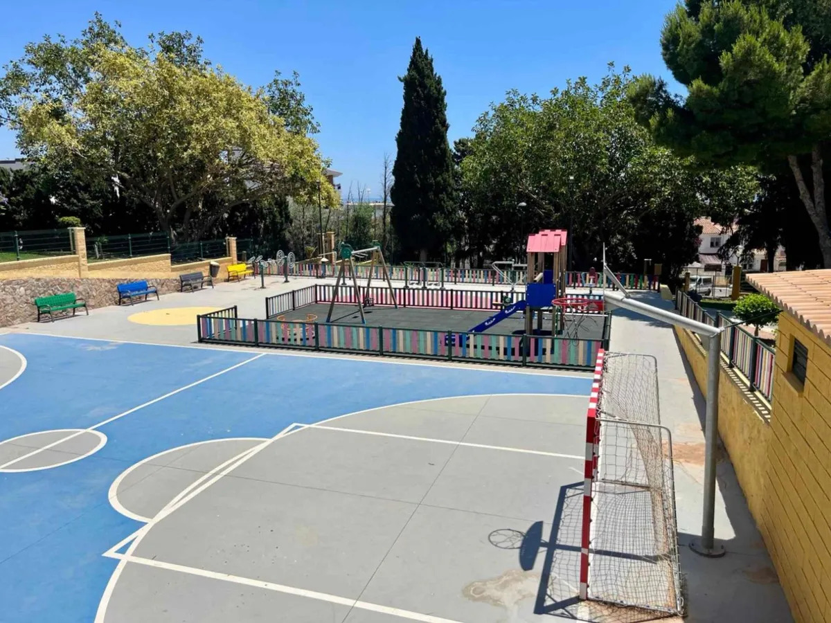 Pitkä kausi. Kaunis remontoitu ateljee vuokrattavana merinäköaloilla La Colinassa (Torremolinos)