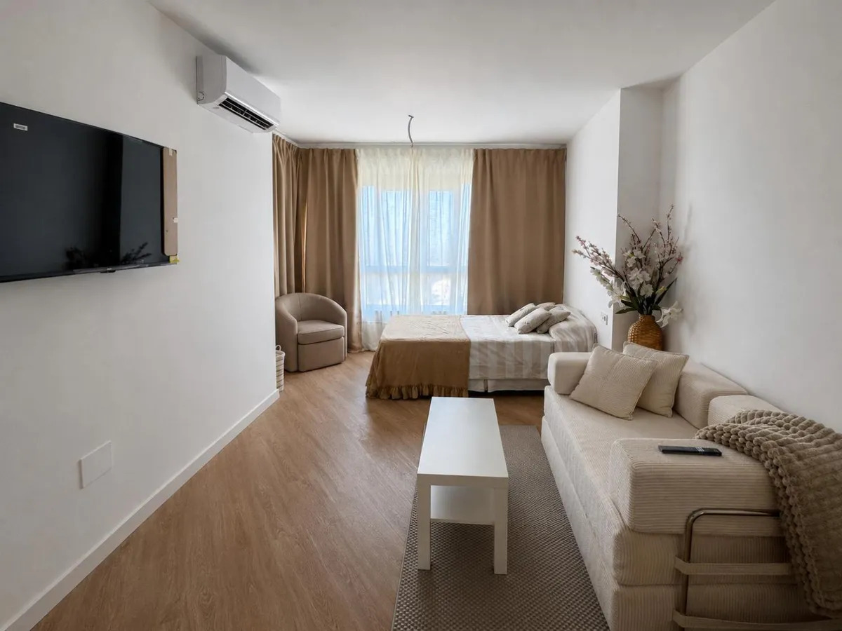 Pitkä kausi. Kaunis remontoitu ateljee vuokrattavana merinäköaloilla La Colinassa (Torremolinos)