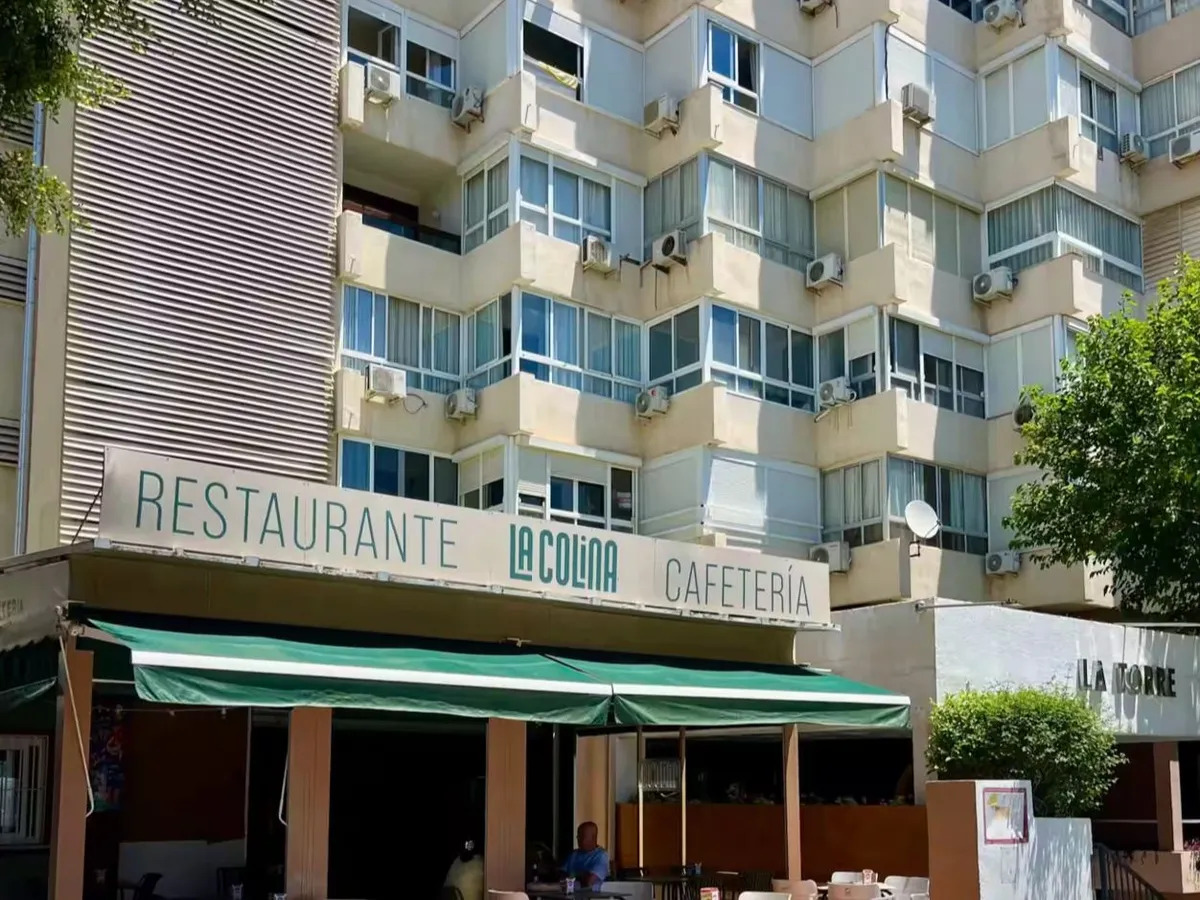 Pitkä kausi. Kaunis remontoitu ateljee vuokrattavana merinäköaloilla La Colinassa (Torremolinos)